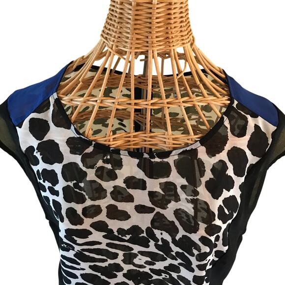 Robbi & Nikki Women's 6 Black White Blue Animal Print Sleeveless Top - Picture 2 of 5